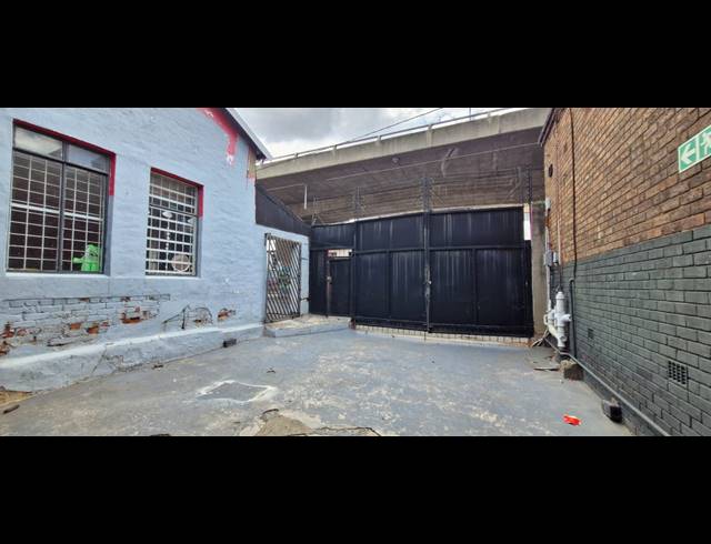 400M² BUILDING TO LET IN CITY & SUBURBAN